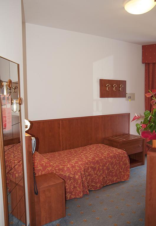 Hotel Garden Limone sul Garda Bilik gambar