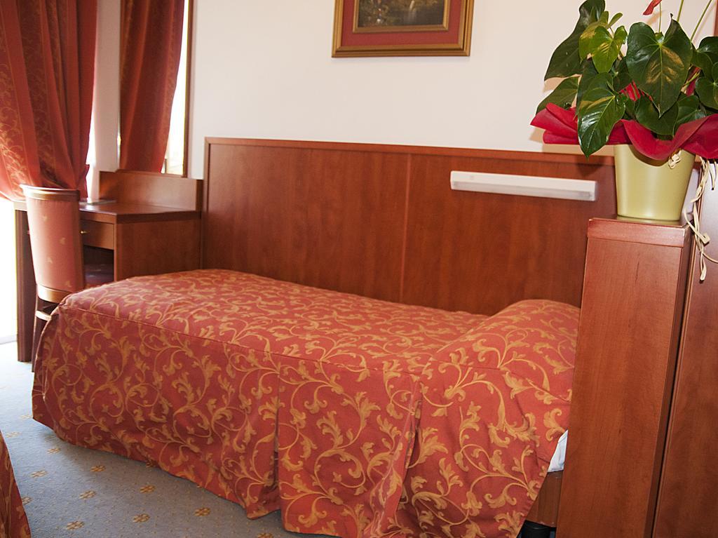 Hotel Garden Limone sul Garda Bilik gambar